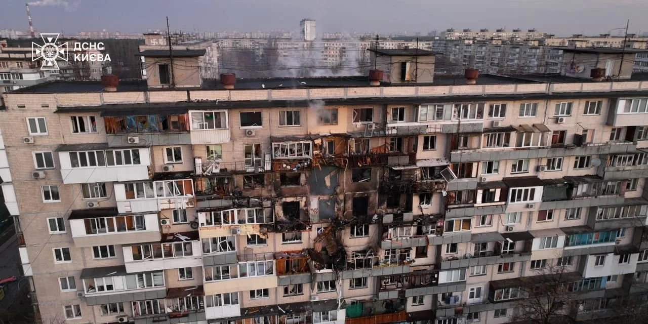 Влучання в один з житлових будинків у Києві в ніч проти 14 листопада (Фото: ДСНС)