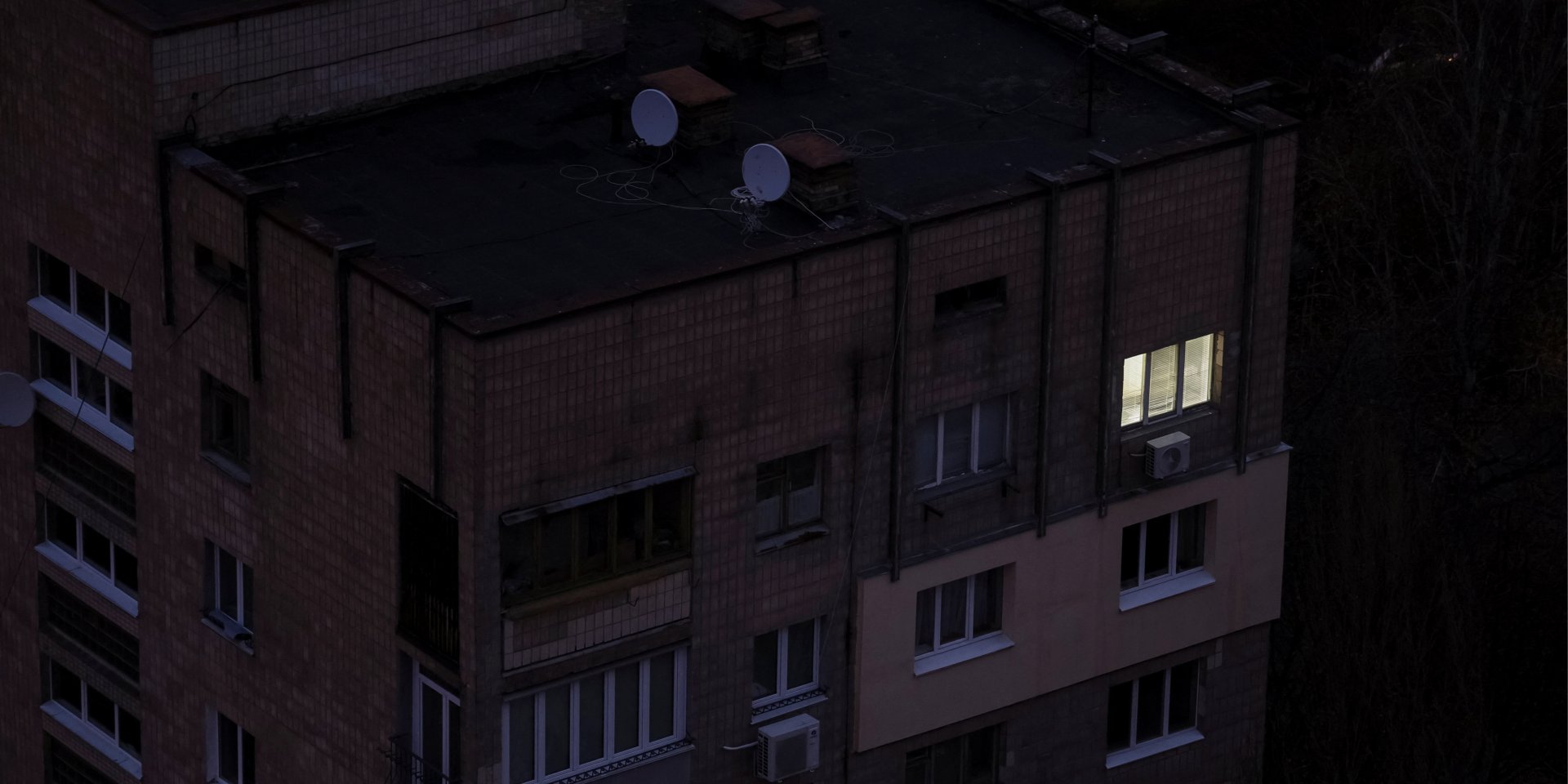 Житлові будинки під час вимкнення електроенергії після того, як критично важливу цивільну інфраструктуру вразили російською ракетою та безпілотниками, Київ 8 листопада 2025 року (Фото: REUTERS/Gleb Garanich)