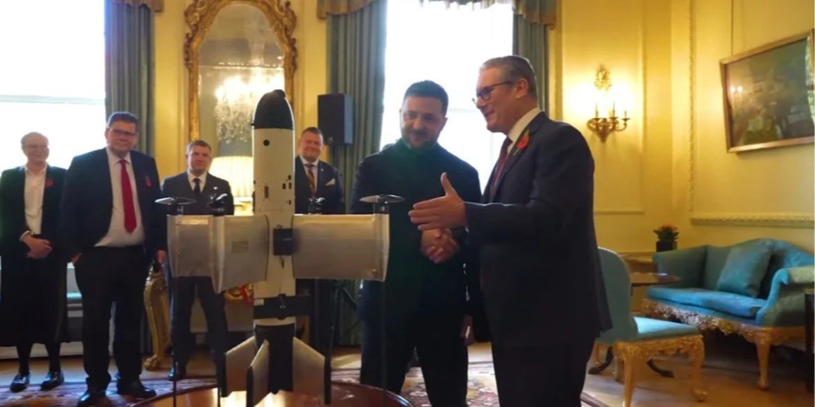 Volodymyr Zelenskyy and UK PM Keir Starmer examining a prototype model of the Octopus UAV (Photo: Zelenskyy / Telegram)
