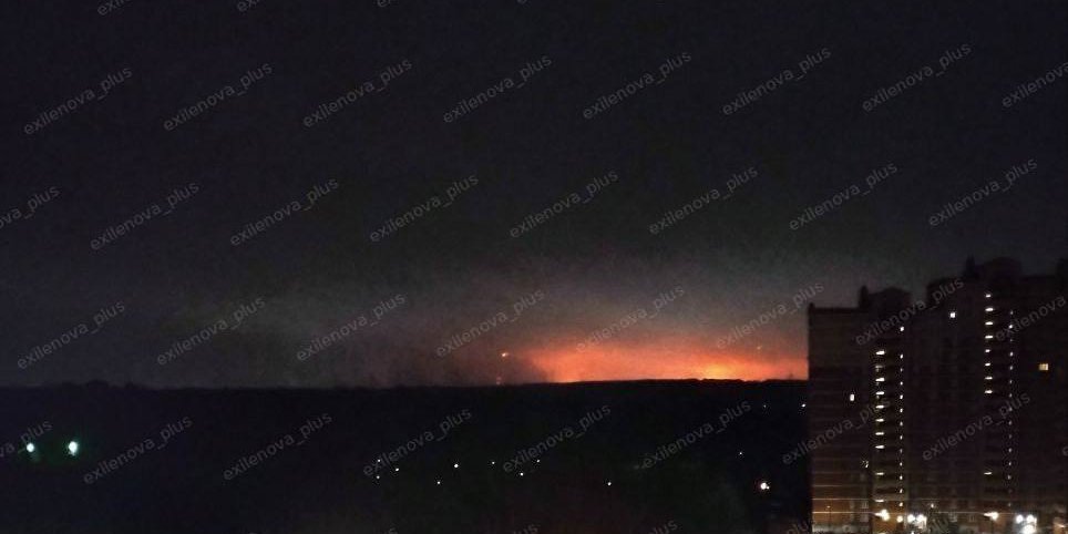 Російську Рязань атакували дрони, у Мережі пишуть про вибухи та пожежу на НПЗ — відео