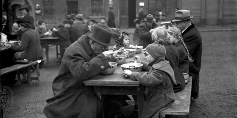 Благотворительный обед из «одного котла» в Вормсе, 1938−1939 годы. Традицию ввел Адольф Гитлер: в первое воскресенье месяца на семейные обеды подавали вместо обычной жареной свинины с картофелем овощное рагу, макароны или бобовое пюре, иногда притрушенные измельченным мясом. Это должно было способствовать скромности и бережливости у немцев, а еще давало ощущение равенства между богатыми и бедными (Фото: Bundesarchiv)