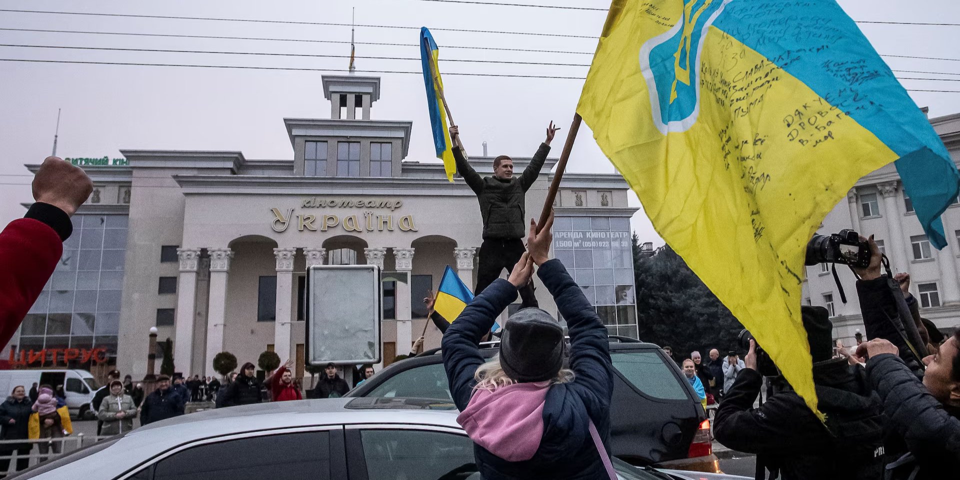 Local residents celebrate after Russia's retreat from Kherson, in central Kherson, Ukraine, November 12. (Photo: REUTERS/Yevhenii Zavhorodnii)