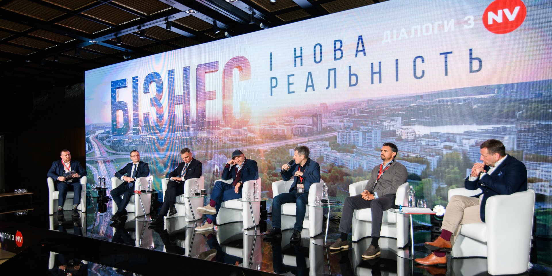 Участники дискуссионной панели «Инвестиции вопреки войне» (Фото: Сергей Канциренко / NV)