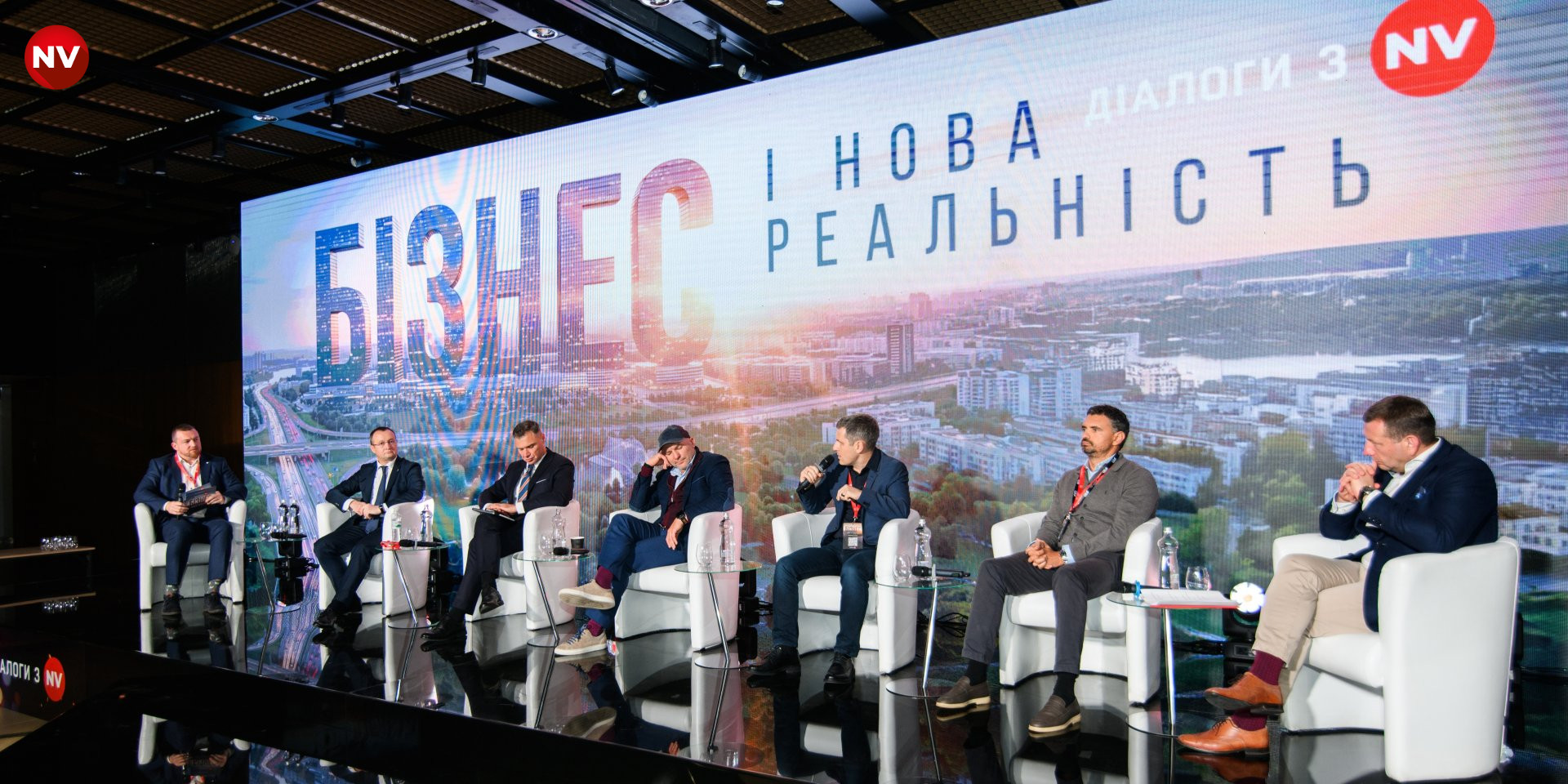 Учасники дискусійної панелі «Інвестиції попри війну» (Фото: Сергій Канциренко / NV)