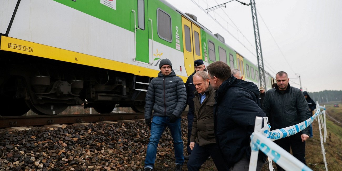 Прем'єр-міністр Польщі Дональд Туск на місці вибуху на залізничній лінії Варшава-Люблін, село Міка, Польща, 17 листопада, 2025 рік (Фото: KPRM/Handout via REUTERS)