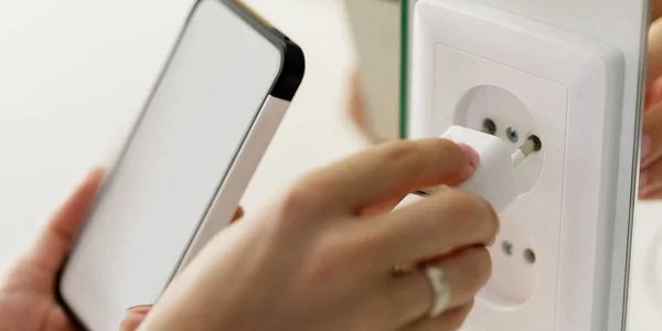 Блок живлення для смартфона (Фото: depositphotos.com)