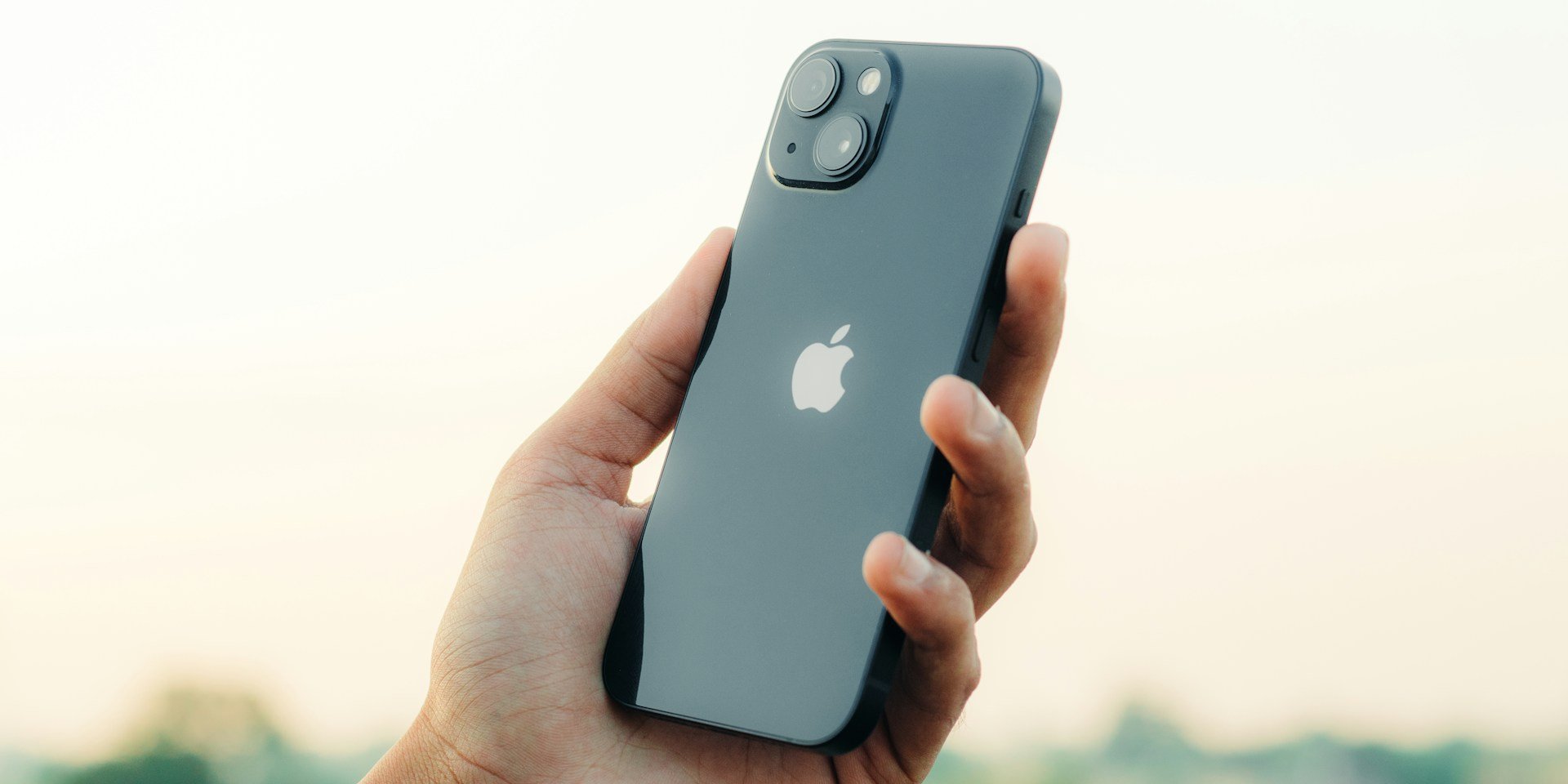iPhone 13 Midnight (Фото: Unsplash)