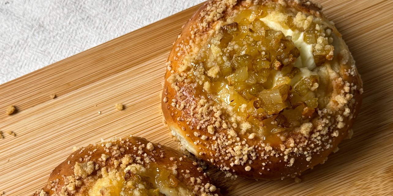 Ватрушки с карамелизированной грушей и штрейзелем (Фото: предоставлено автором)