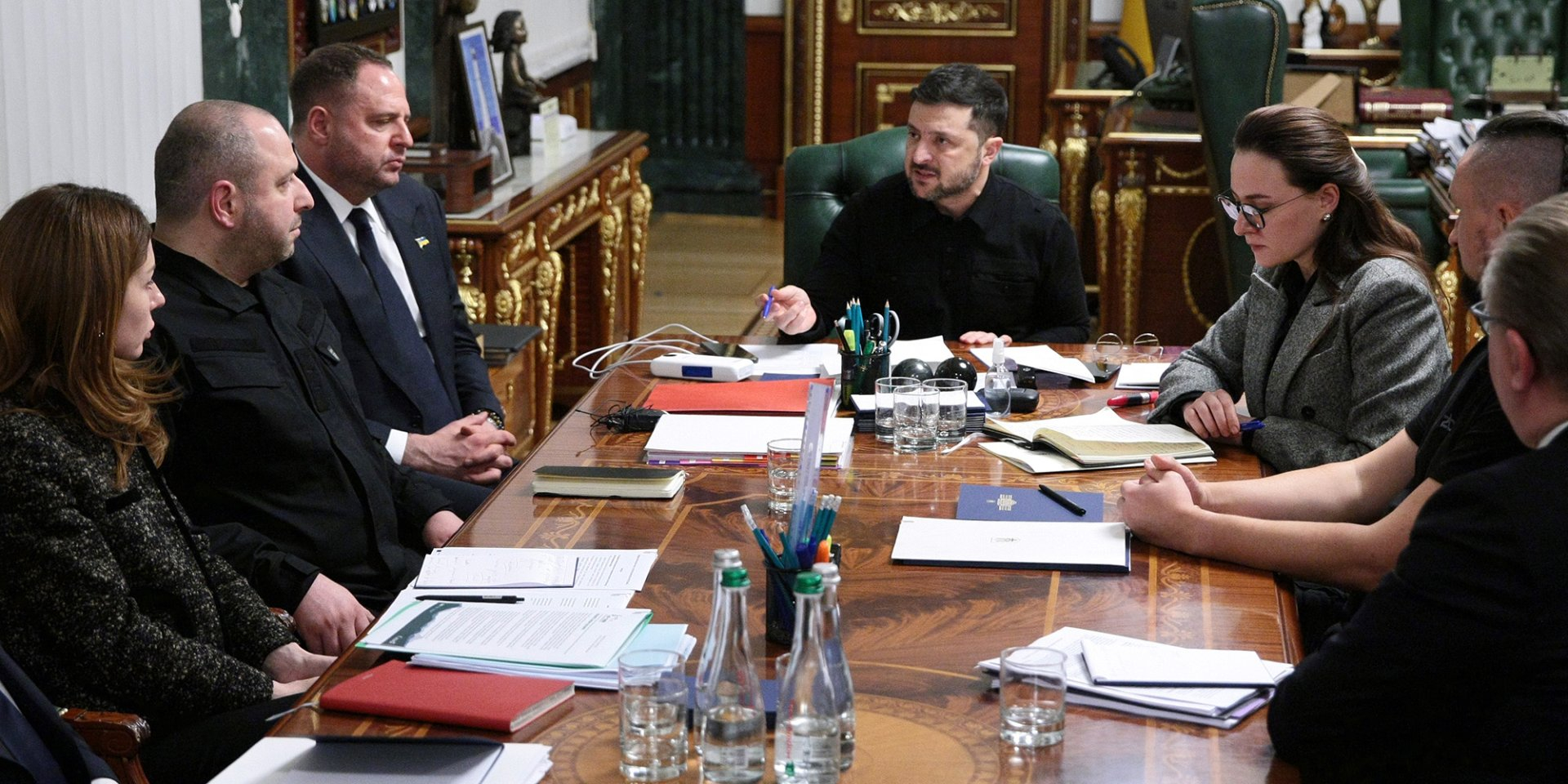 OLD TIMES: Volodymyr Zelenskyy at a meeting with Energy Minister Svitlana Grynchuk (first from left), NSDC Secretary Rustem Umerov (second from left), Head of the Andriy Yermak (left of the president) and Prime Minister Yulia Svyrydenko (right of the president) on November 3, 2025 (Photo: Hennadii Minchenko / Ukrinform / SIPA via Reuters)