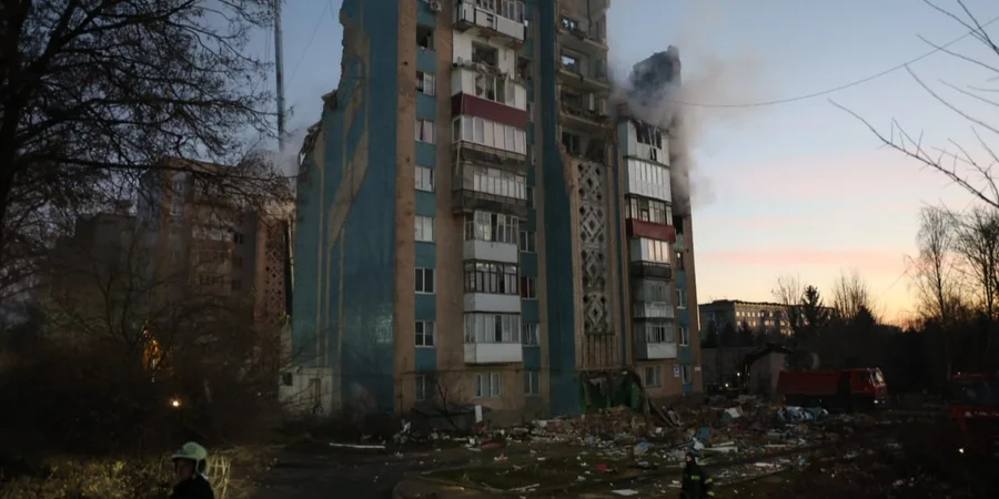 Зеленский о ситуации в Тернополе: Под завалами до сих пор есть люди, спасатели продолжают поиски