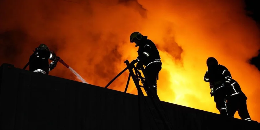 Россия ночью атаковала Одесскую область: вспыхнули пожары на объектах энергетической и портовой инфраструктуры, пострадали шесть человек — фото