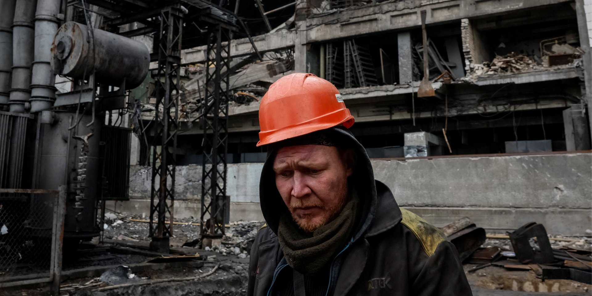 Russia continues its attacks on Ukraine's energy system. Pictured: a thermal power plant employee at a damaged facility after another Russian missile attack in November. (Photo: Gleb Garanich / REUTERS)