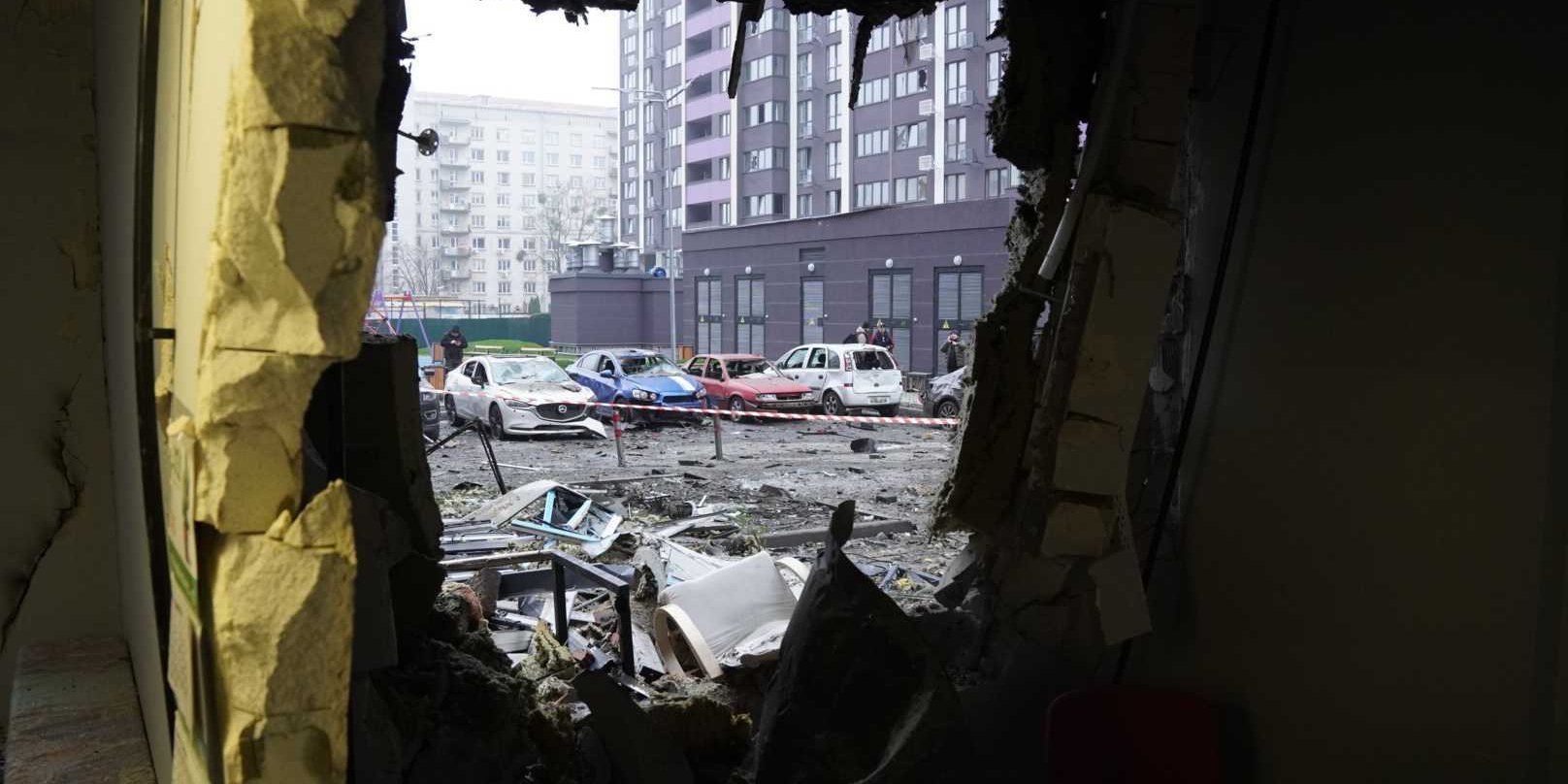 Наслідки нічної атаки РФ на Київ 29 листопада 2025 року (Фото: Сергій Окунєв / NV)