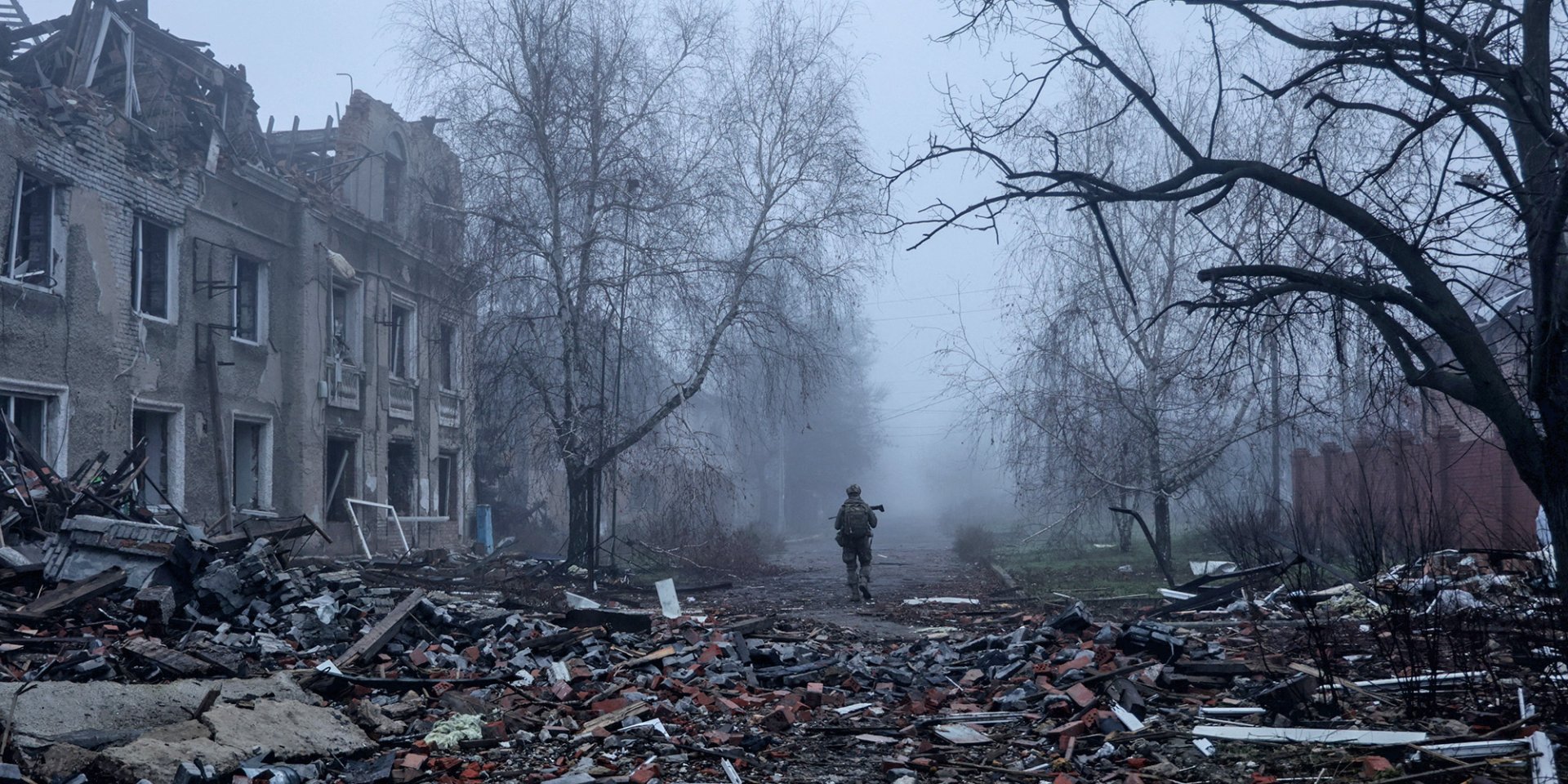 Украинский военный проходит мимо жилых домов, поврежденных российским обстрелом, в прифронтовой Константиновке Донецкой области. (Фото: Олег Петрасюк / 24-й король Данил СМБ через REUTERS)