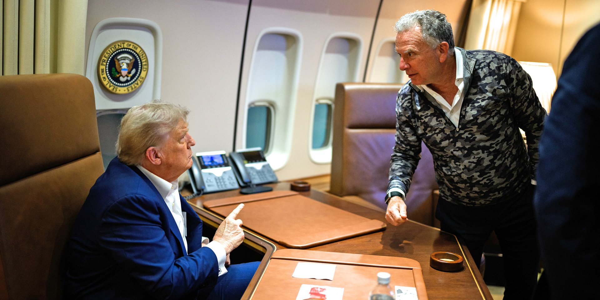 U.S. President Donald Trump and his special envoy Steve Witkoff aboard the presidential aircraft (Photo: Daniel Torok / White House / ZUMA Press Wire via Reuters)