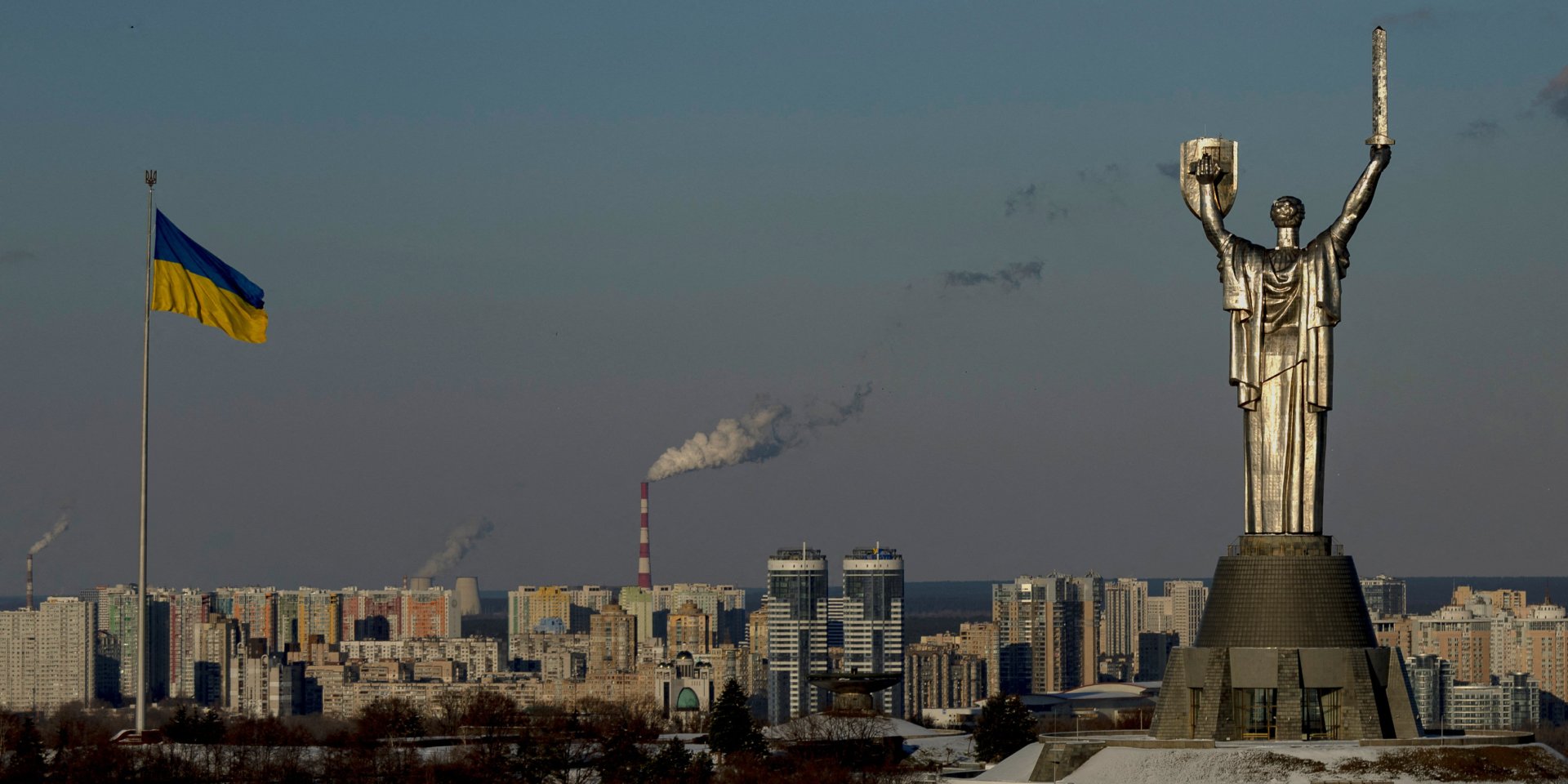 Монумент Родина-мать на фоне Киева (Фото: REUTERS/Thomas Peter)