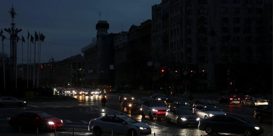 Central Kyiv in blackout (Photo: REUTERS/Gleb Garanich)