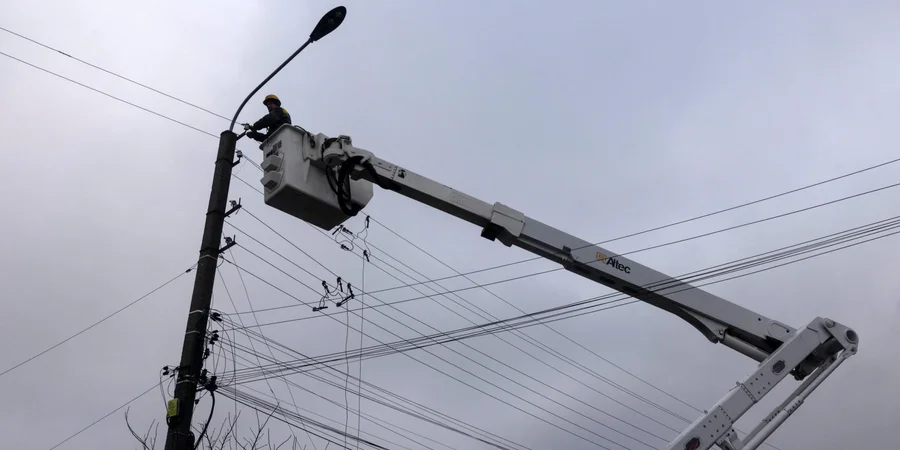 В нескольких регионах Украины ввели аварийные отключения света