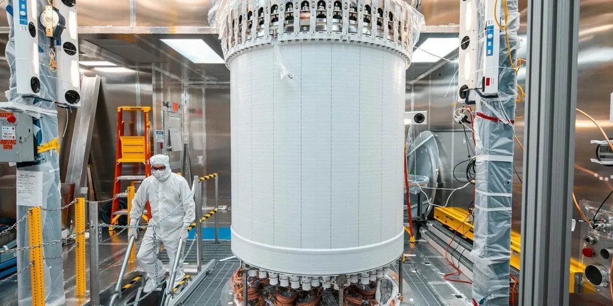 В рамках проекта LUX-ZEPLIN (LZ) международная команда ученых проанализировала рекордный набор данных (Фото: Мэтью Капуст/Sanford Underground Research Facility))