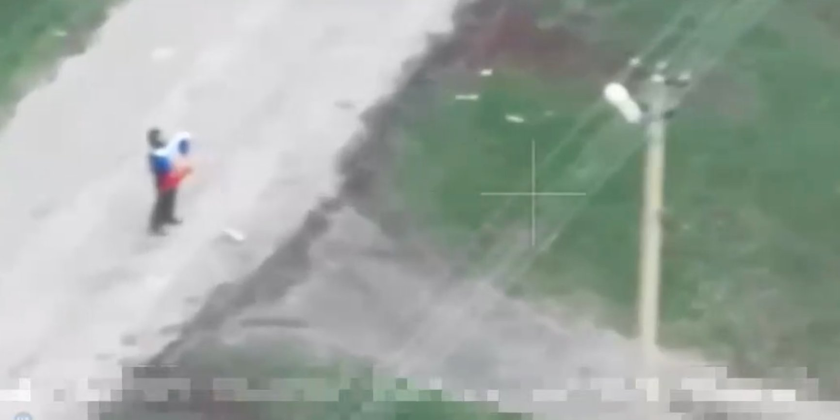 The Russian invader tried to install the Russian flag in Defense Forces rear (Photo: Video screenshot / DeepState)