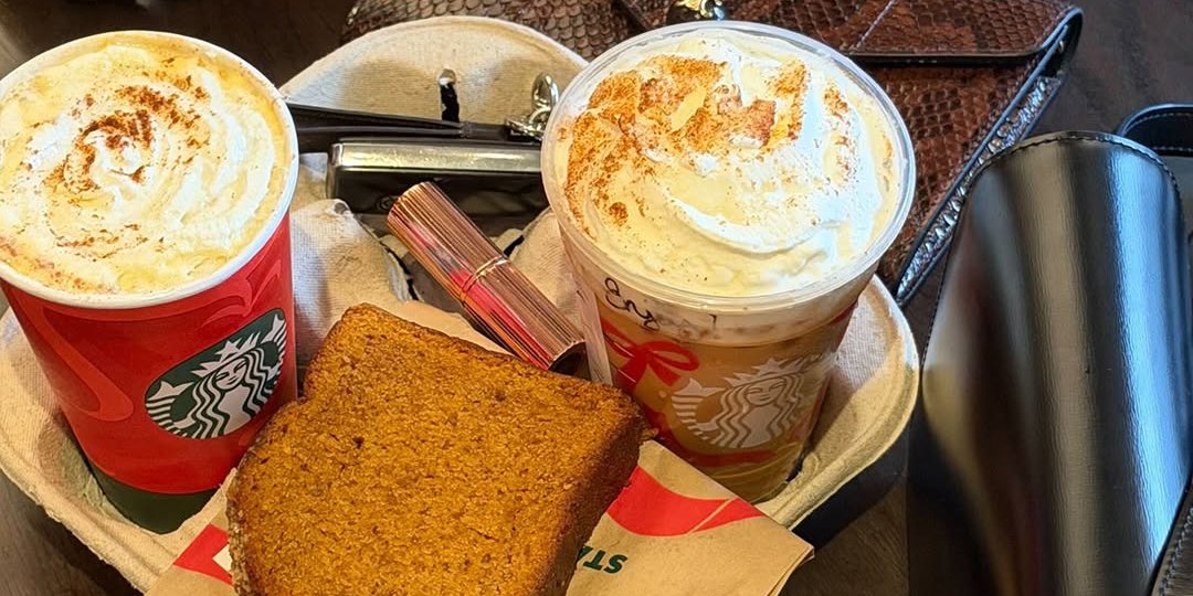 Кофе Starbucks в фирменных чашках (Фото: instagram/starbucks)