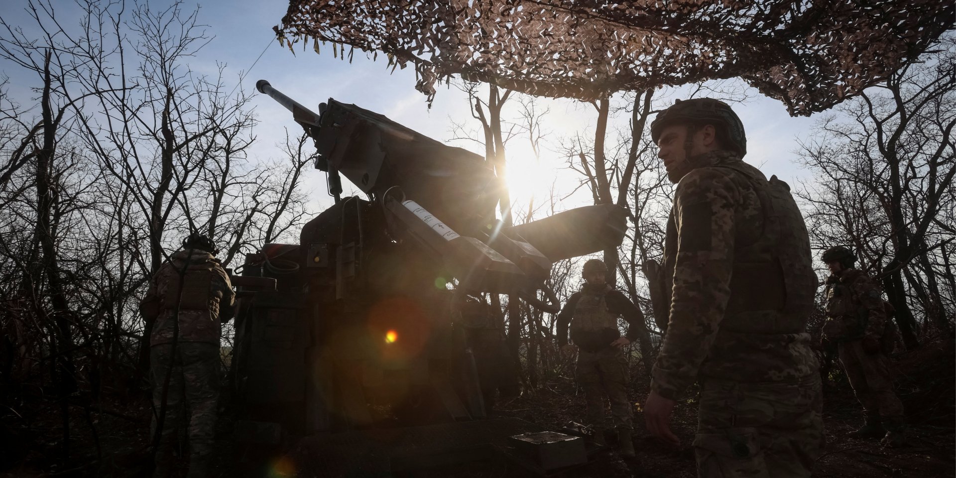 Военнослужащие Сил обороны готовятся к стрельбе из гаубицы Цезарь по российским войскам на передовой вблизи Покровска (Фото: REUTERS/Anatolii Stepanov)