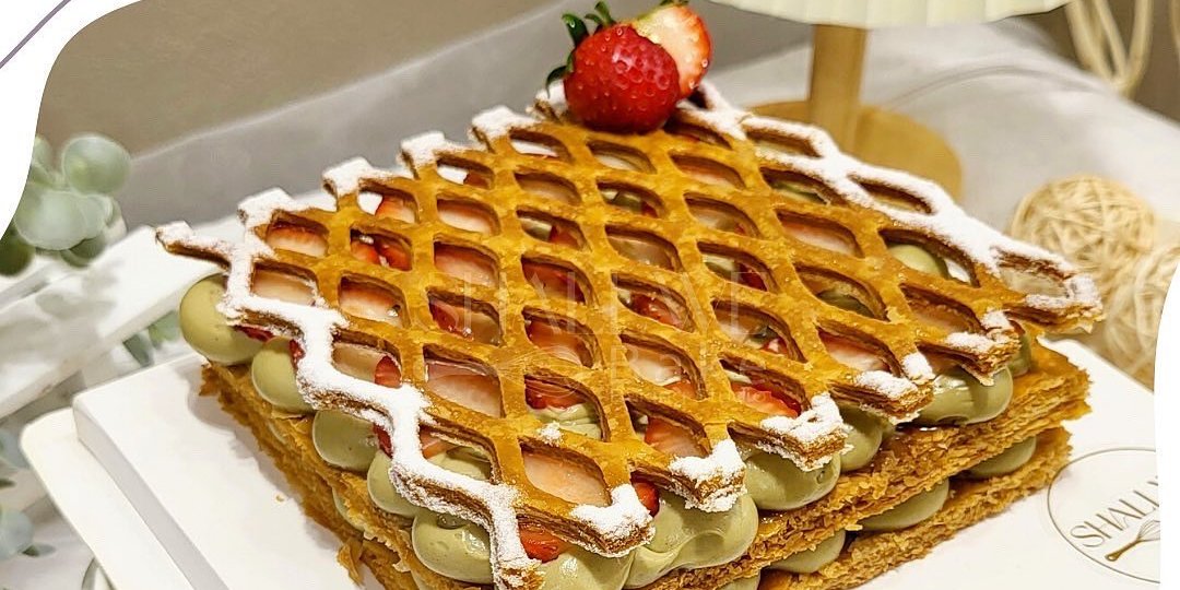 Фісташковий полуничний мільфей нагадує піньяту (Фото: instagram/shallwe.bake)