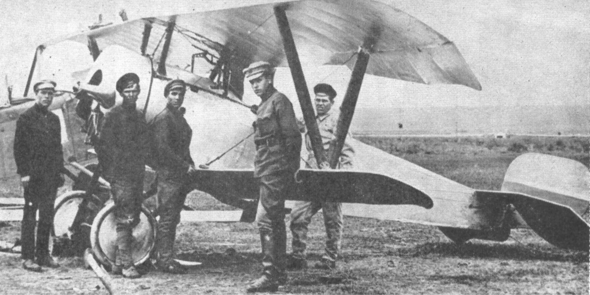 Самолет Nieuport 17, который использовался в Летунском отделе Украинской Галицкой армии и Воздушном флоте УНР. На переднем плане подстаршина Владимир Пилипец, 1920-е годы (Фото: DR)