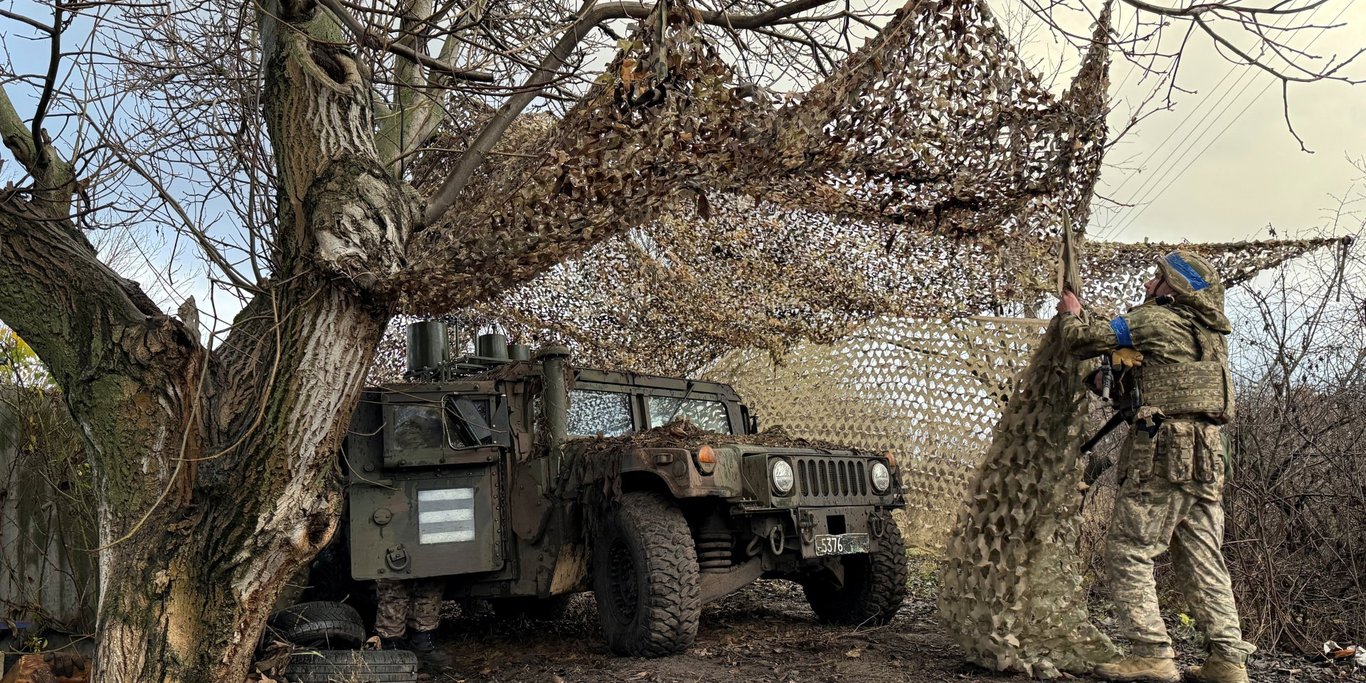 A Ukrainian serviceman camouflages a HMMWV (Humvee) near the frontline city of Kupyansk, December 12, 2025 (Photo: REUTERS/Stringer)