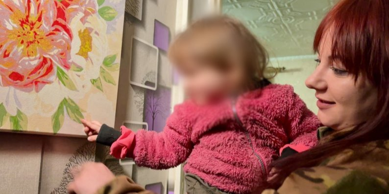 A two-year-old girl evacuated from Kupyansk on December 13 (Photo: Press service of the 127th Kharkiv Separate Heavy Mechanized Brigade)