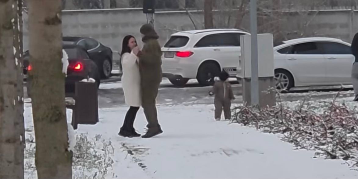 Пара, яка танцювала посеред вулиці в Києві, зворушила мережу (Фото: Леонід Романюк/Threads/скриншот)