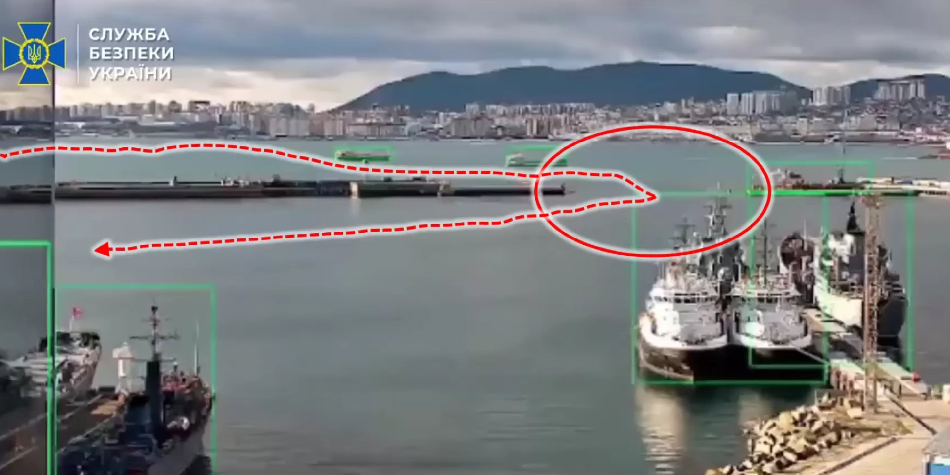 On the screenshot, the entrance to the naval base harbor in Novorossiysk is marked, and the red arrow shows the route and sharp turn the Ukrainian drone would have had to execute undetected. (Photo: H I Sutton / YouTube)