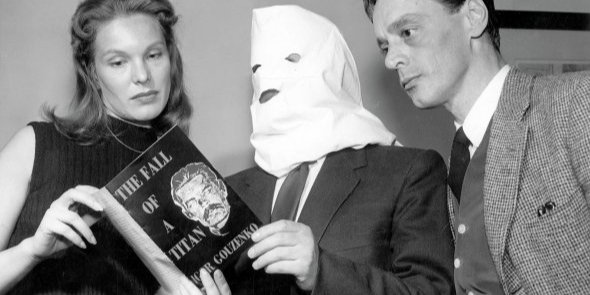 Ігор Гузенко презентує свою книжку на канадському телебаченні, 1966 рік. Колишній шифрувальник посольства СРСР ніколи не показував свого обличчя публічно. Відтак навіть сусіди і молодші діти не знали, що в телевізорі бачили саме його (Фото: BAC / LAC)