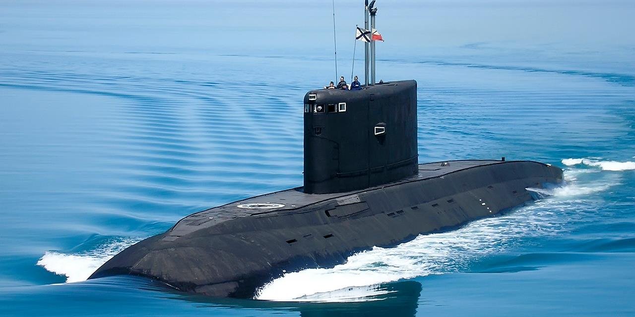 Субмарина класу Варшавянка була вражена в порту Новоросійська (Фото: facebook.com/mod.mil.rus)