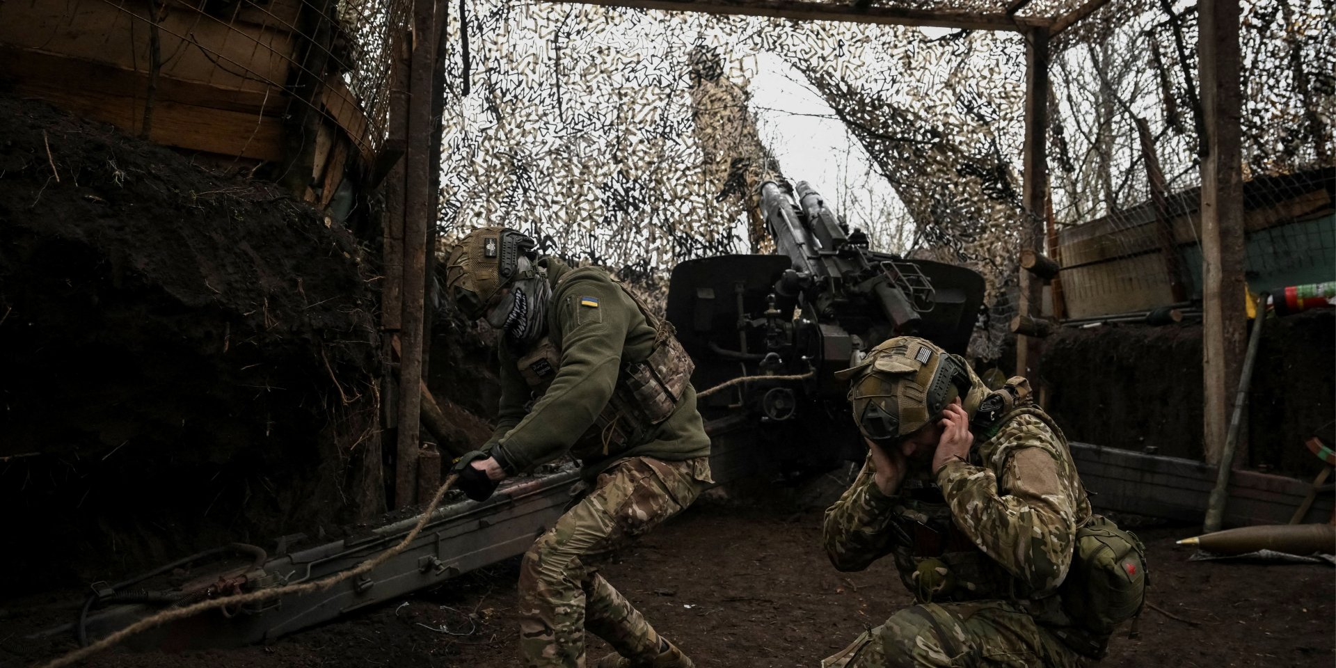 Українські військовослужбовці стріляють з гаубиці по російських військах поблизу Покровська (Фото: REUTERS/Stringer)
