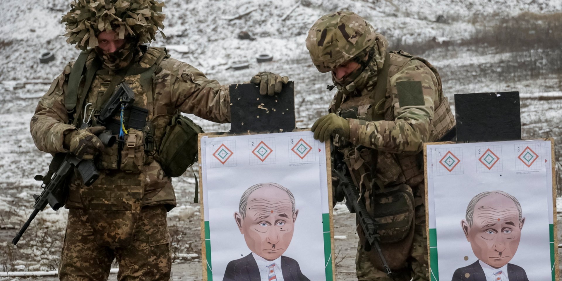 Військовослужбовці 2-го корпусу Національної гвардії Хартія готують мішені із зображенням Володимира Путіна під час стрільб (Фото: REUTERS/Sofia Gatilova)