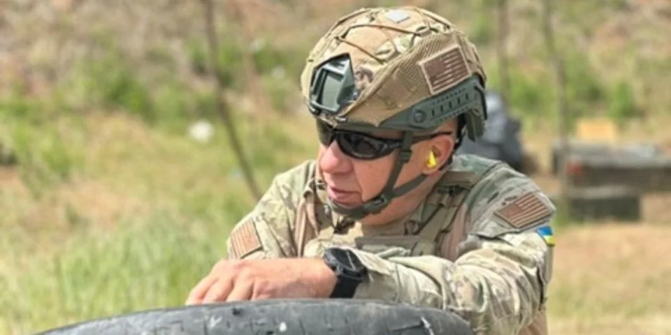 Tom Brewer oversees the 25th Brigade training near New York, Donetsk Oblast (Photo: Tom Brewer's archive)