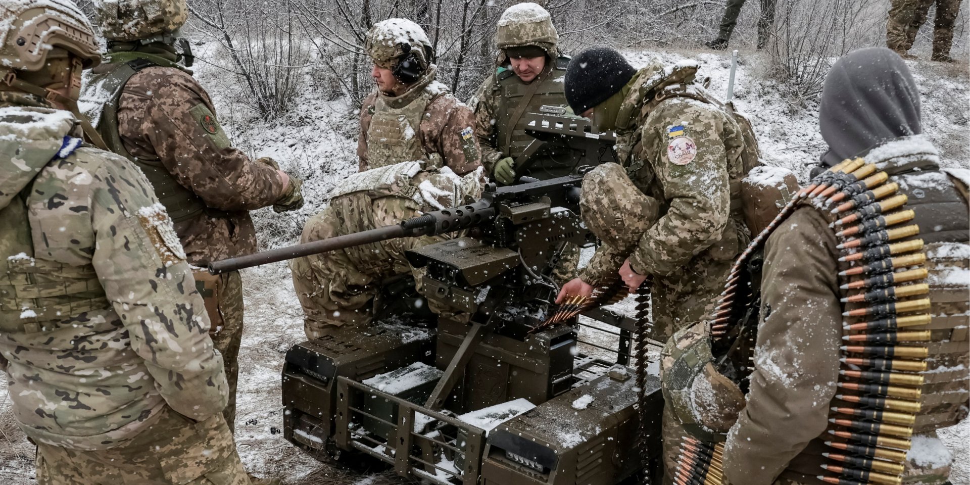 Військовослужбовці 66-ї окремої механізованої бригади ЗСУ випробовують безпілотний наземний транспортний засіб з встановленим на ньому кулеметом Browning M2 у Харківській області, 15 грудня 2025 рік. (Фото: REUTERS/Sofia Gatilova)