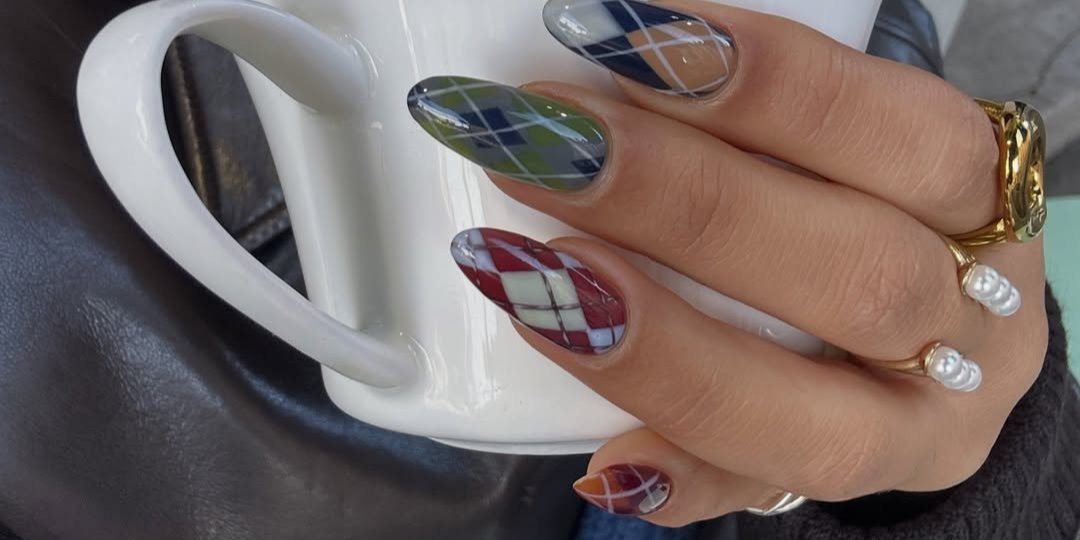 Графічні лінії. Цікавий nail-дизайн, який легко створити всього за допомогою кількох кольорів і тонких ліній (Фото: instagram.com/sarahbrezel)
