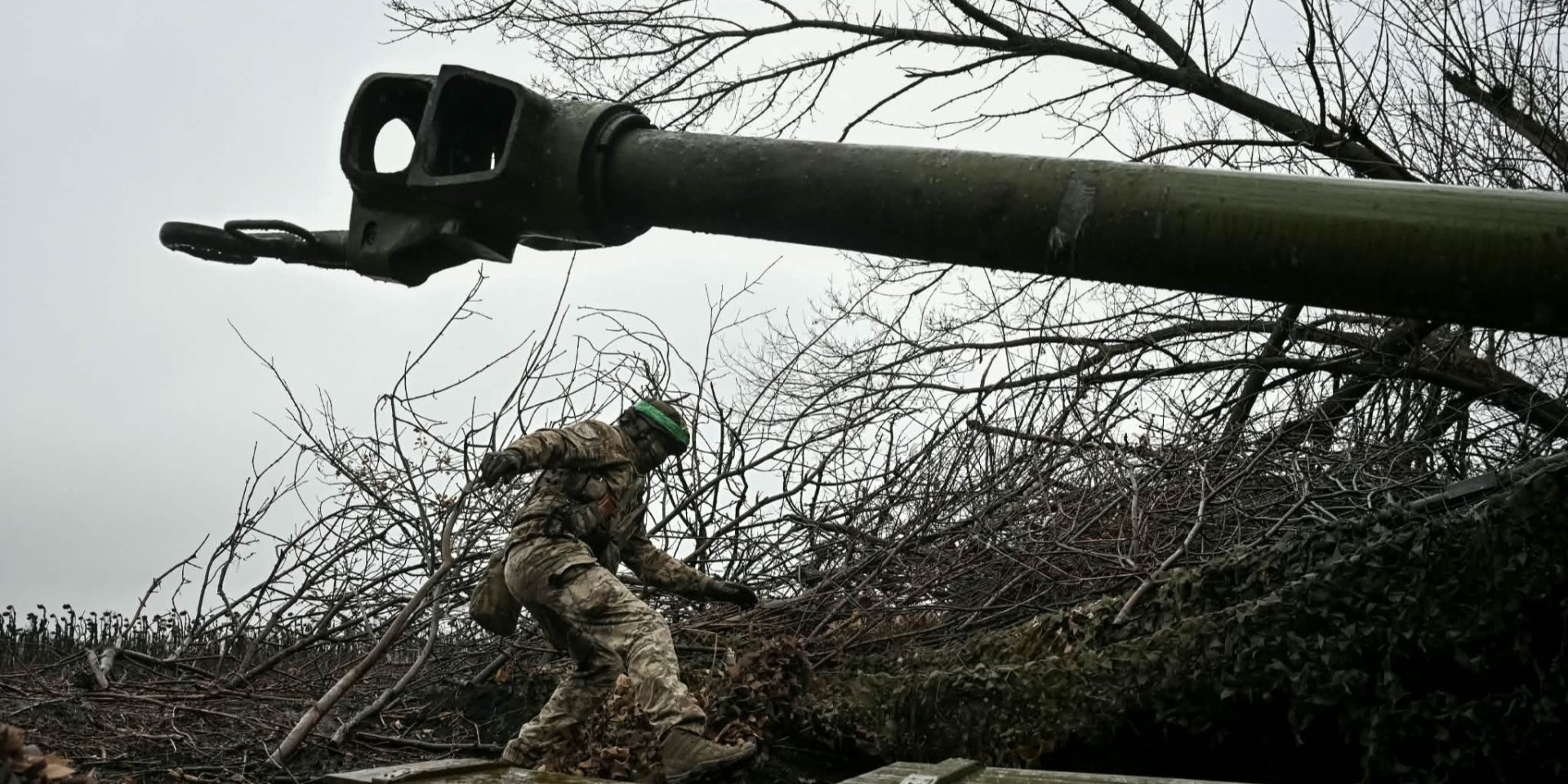 Український боєць батальйону поліції особливого призначення готується до пострілу з гаубиці по позиціях російських військ на передовій поблизу Покровська (Фото: REUTERS)