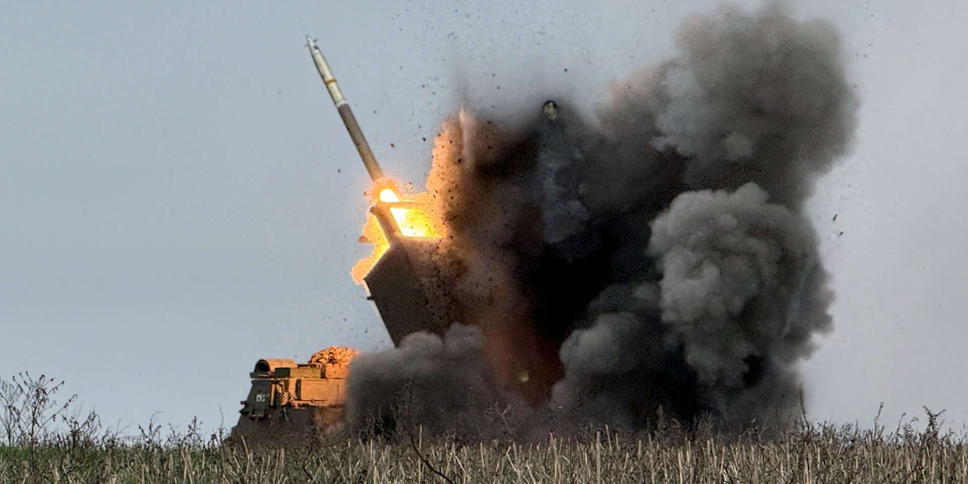 Українські військові ведуть вогонь із реактивної системи залпового вогню (РСЗВ) у напрямку російських військ поблизу прифронтового Покровська в Донецькій області. (Фото: REUTERS)