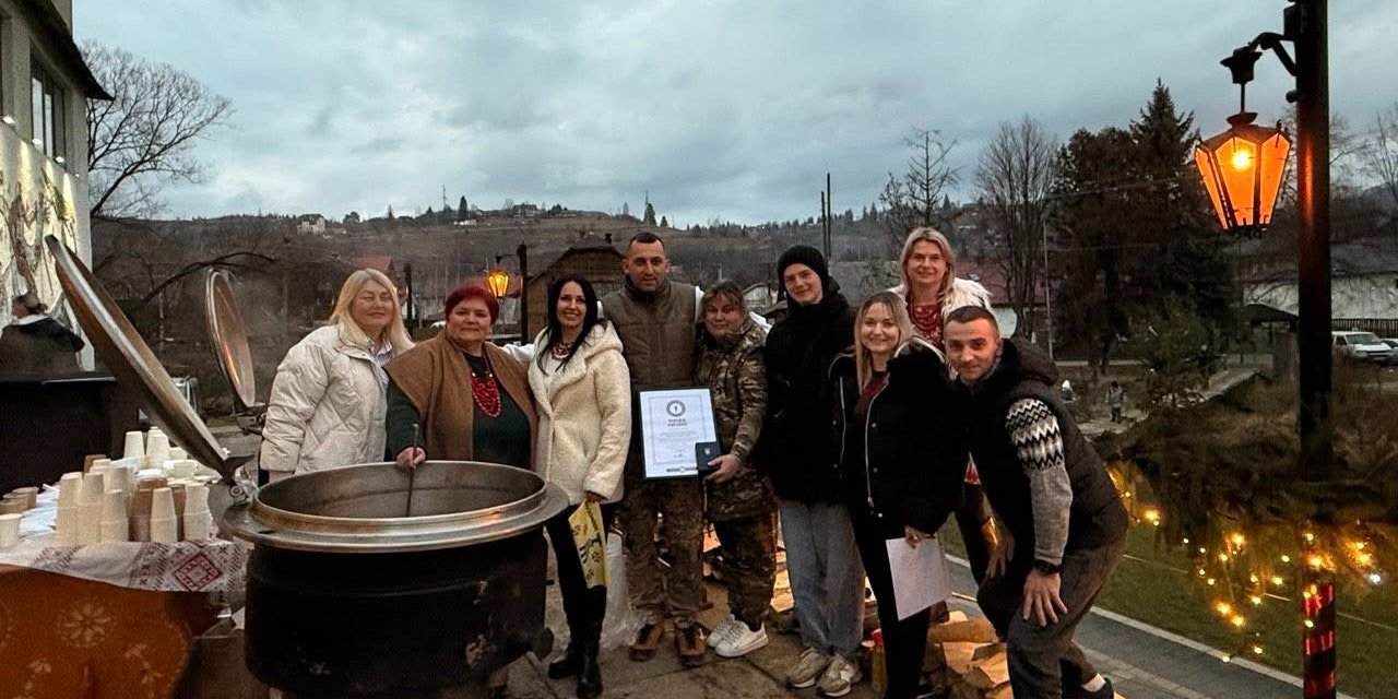 На Львівщині зварили рекордну кількість борщу (Фото: Book World Records/facebook)
