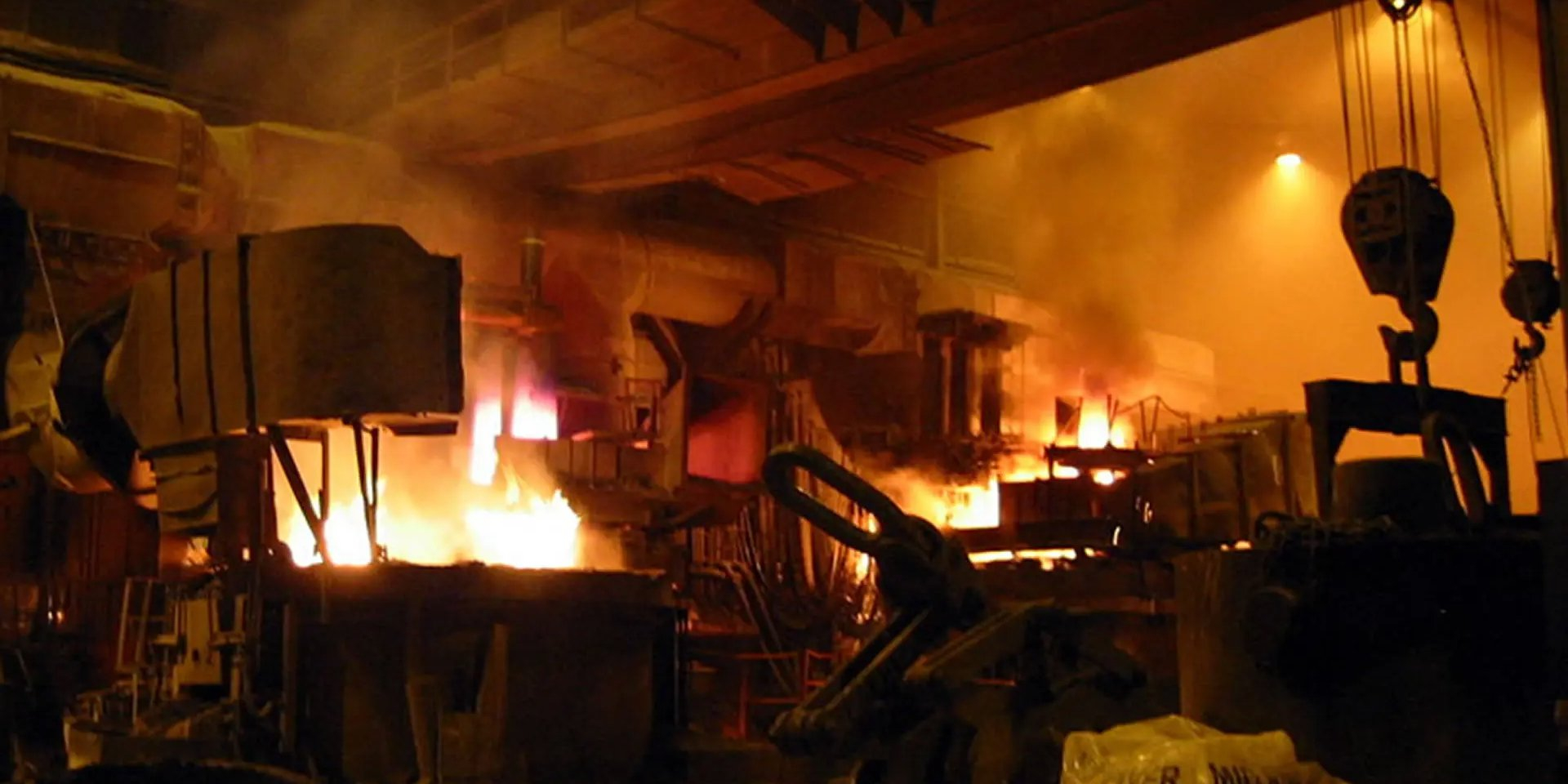 A typical image of a steel mill (Photo: Peyton Chang/Wikimedia Commons)