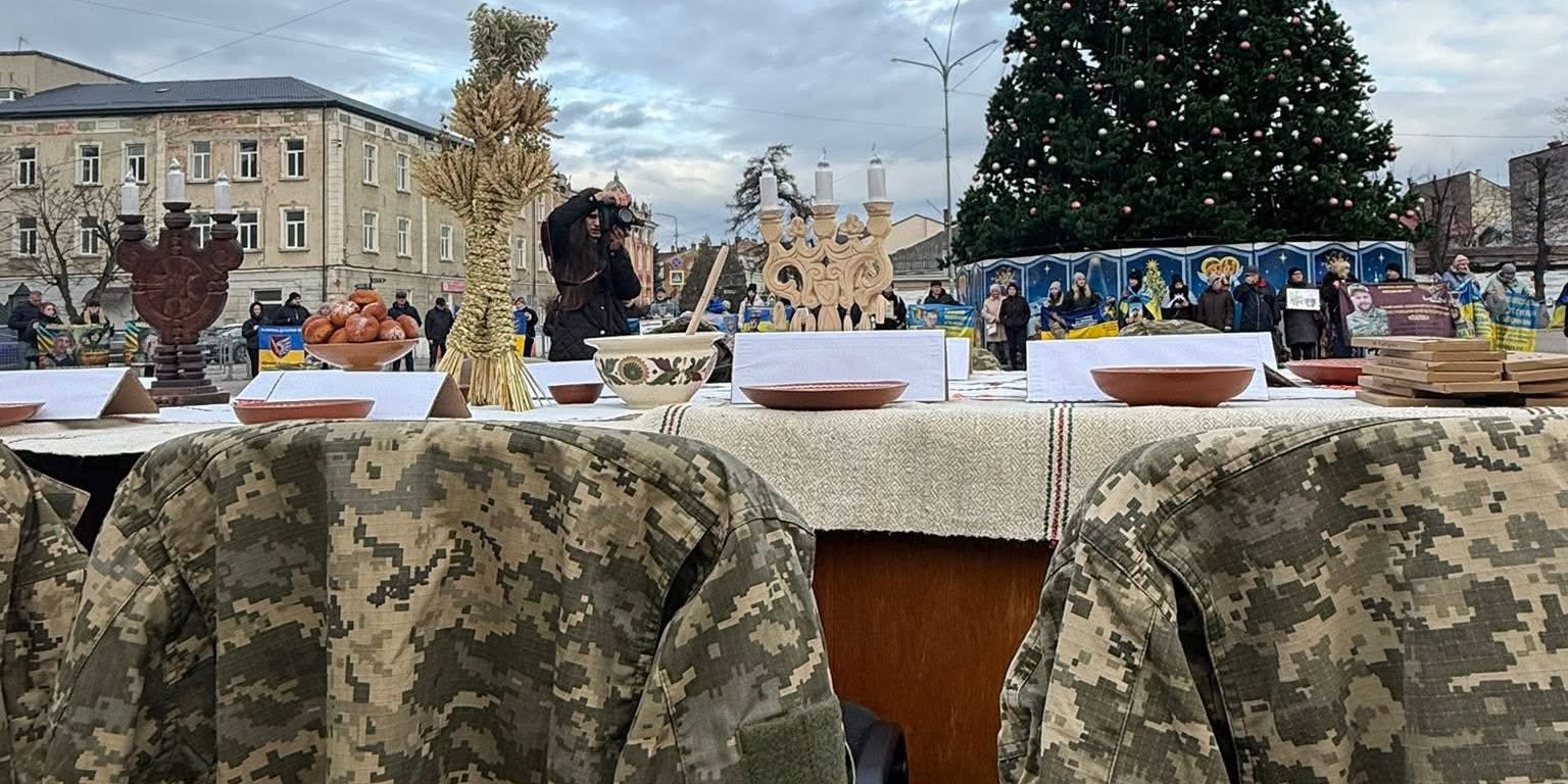 Акцию-напоминание, накрыв праздничный стол для своих военных (Фото: Facebook Стрыйский городской совет)