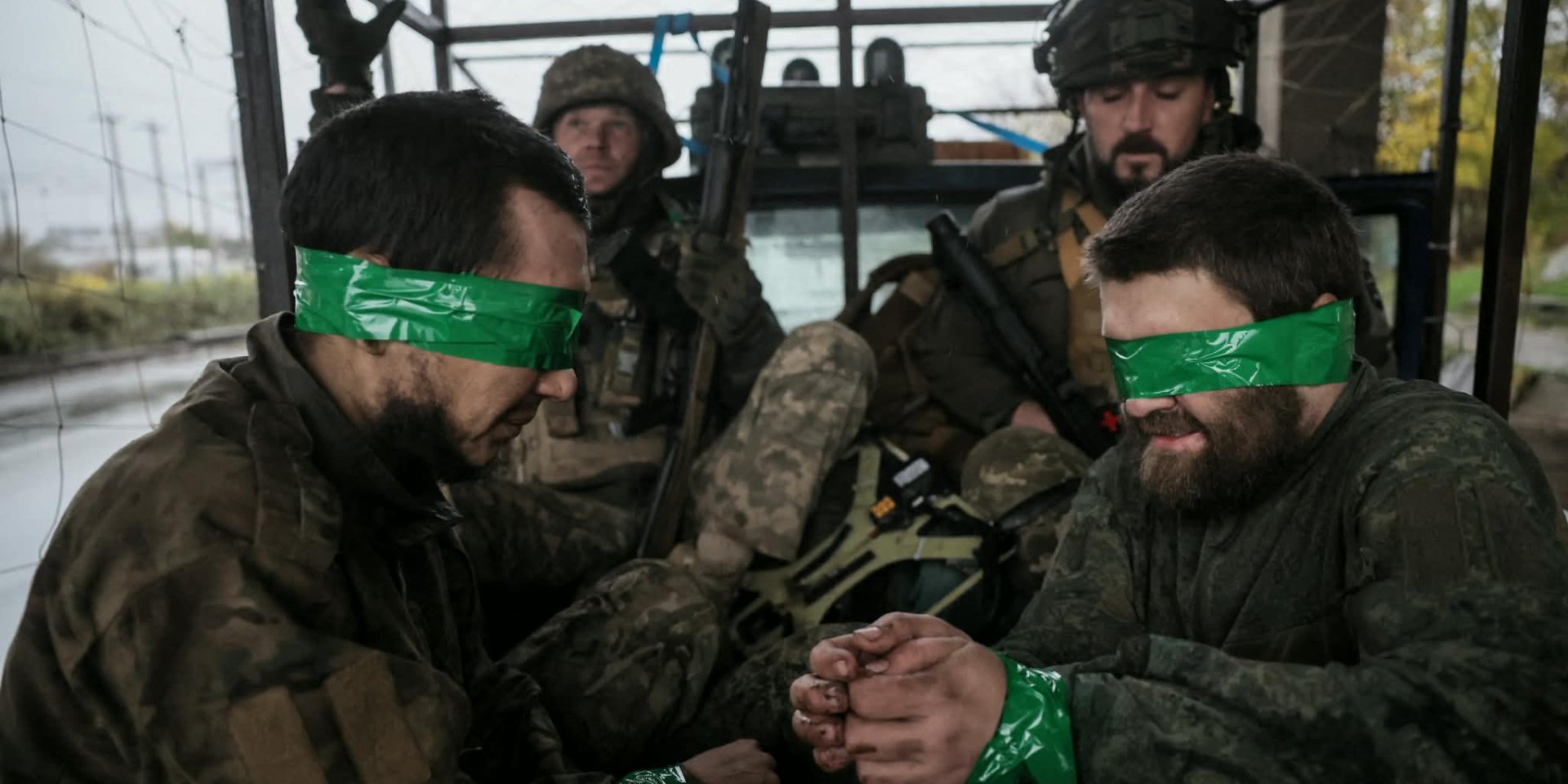 Військові 24-ї окремої механізованої бригади імені короля Данила їдуть на бронемашині з російськими полоненими в кузові поблизу прифронтового Часового Яру на Донеччині. (Фото: Oleg Petrasiuk/The 24th King Danylo SMB The UAF via REUTERS)