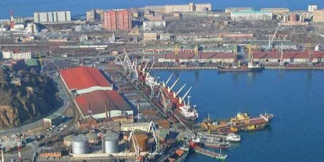 Vegetable oil leaked into the waters of the Pivdennyi seaport due to Russian attacks. (Photo: landlord.ua)