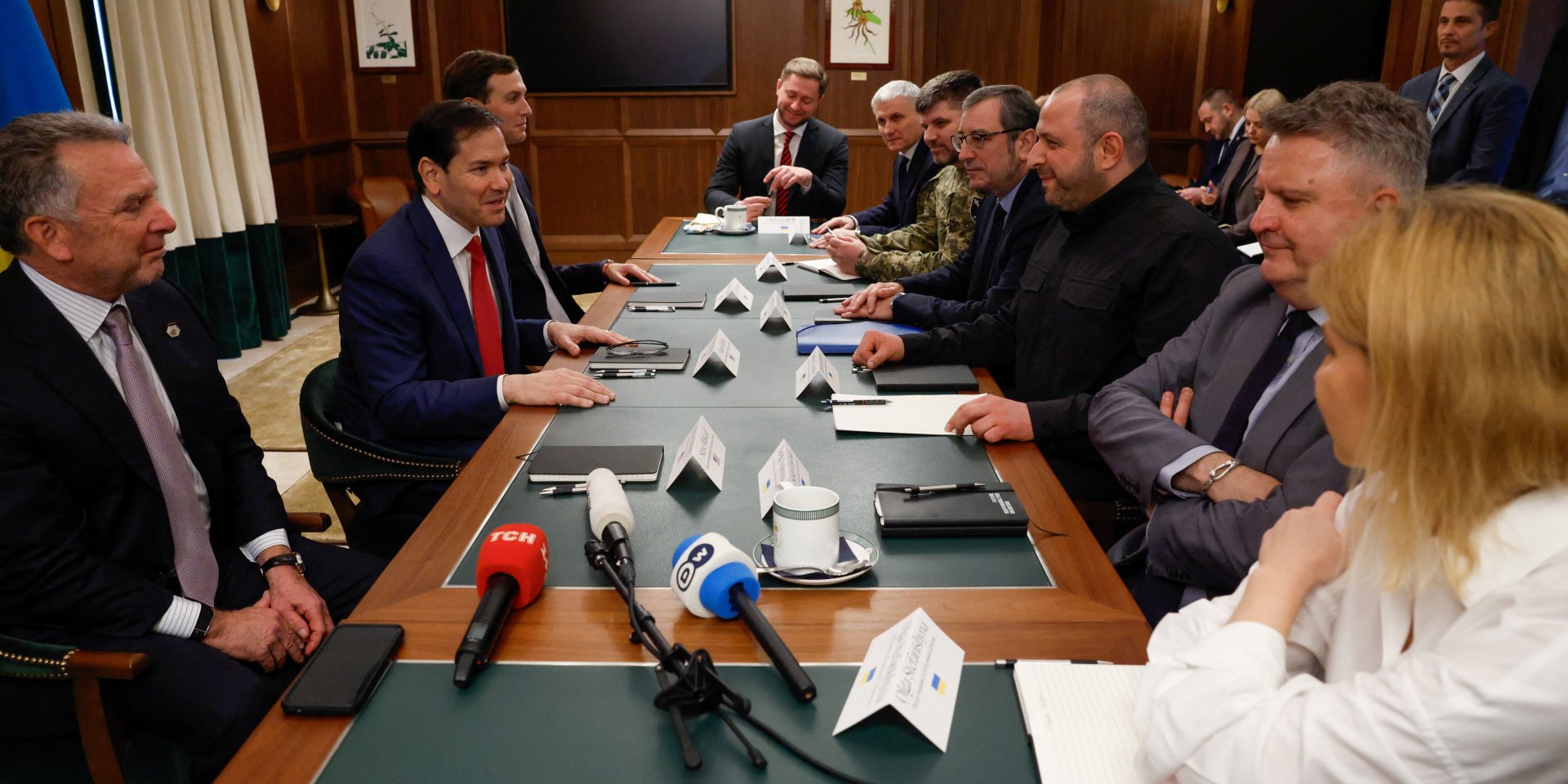 Переговори української та&nbsp;американської делегацій у&nbsp;Маямі 30 листопада 2025 року (Фото: REUTERS/Eva Marie Uzcategui)