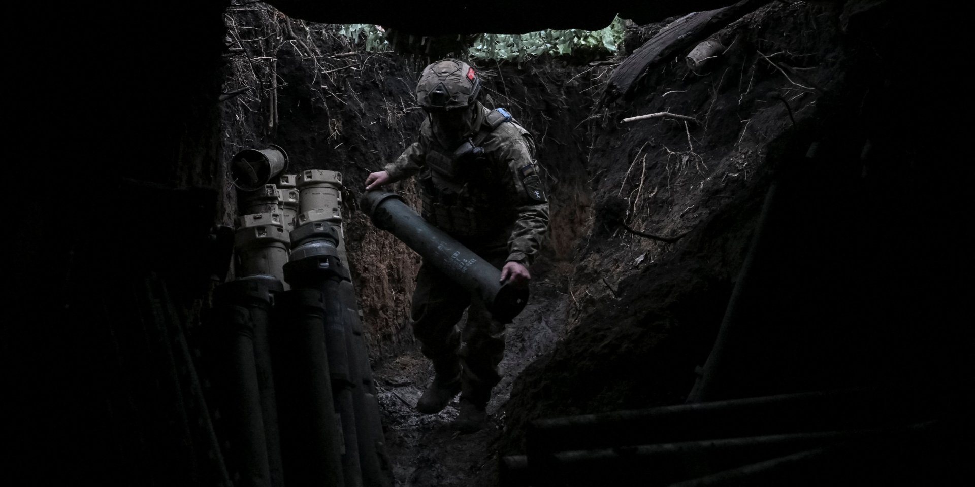 Ukrainian soldiers are firing the enemy positions in Dnipropetrovsk Oblast (Photo: REUTERS/Stringer)