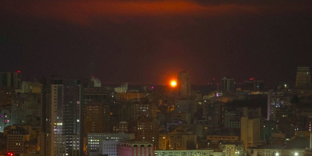 Вибух шахеда у небі над Києвом, 27 грудня 2025 року (Фото: REUTERS/Gleb Garanich)