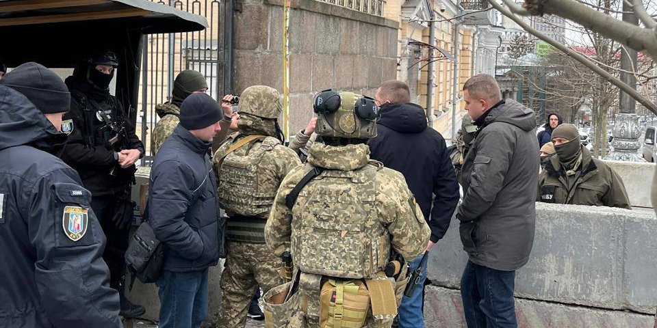 Працівники НАБУ намагаються провести слідчі дії у комітетах Верховної Ради України, 27 грудня 2025 року (Фото: t.me/nab_ukraine)